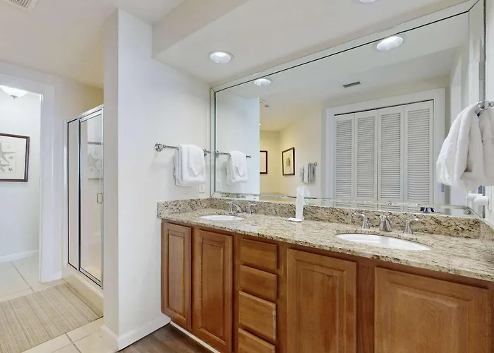 Luxurious Beachfront W Incredible Gulf View & Shared Pool Hot Tub Holiday home